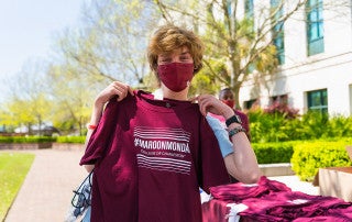 Students score CofC swag at a Maroon Monday event on Rivers Green, College of Charleston.