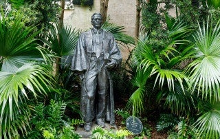 statue of waites waring