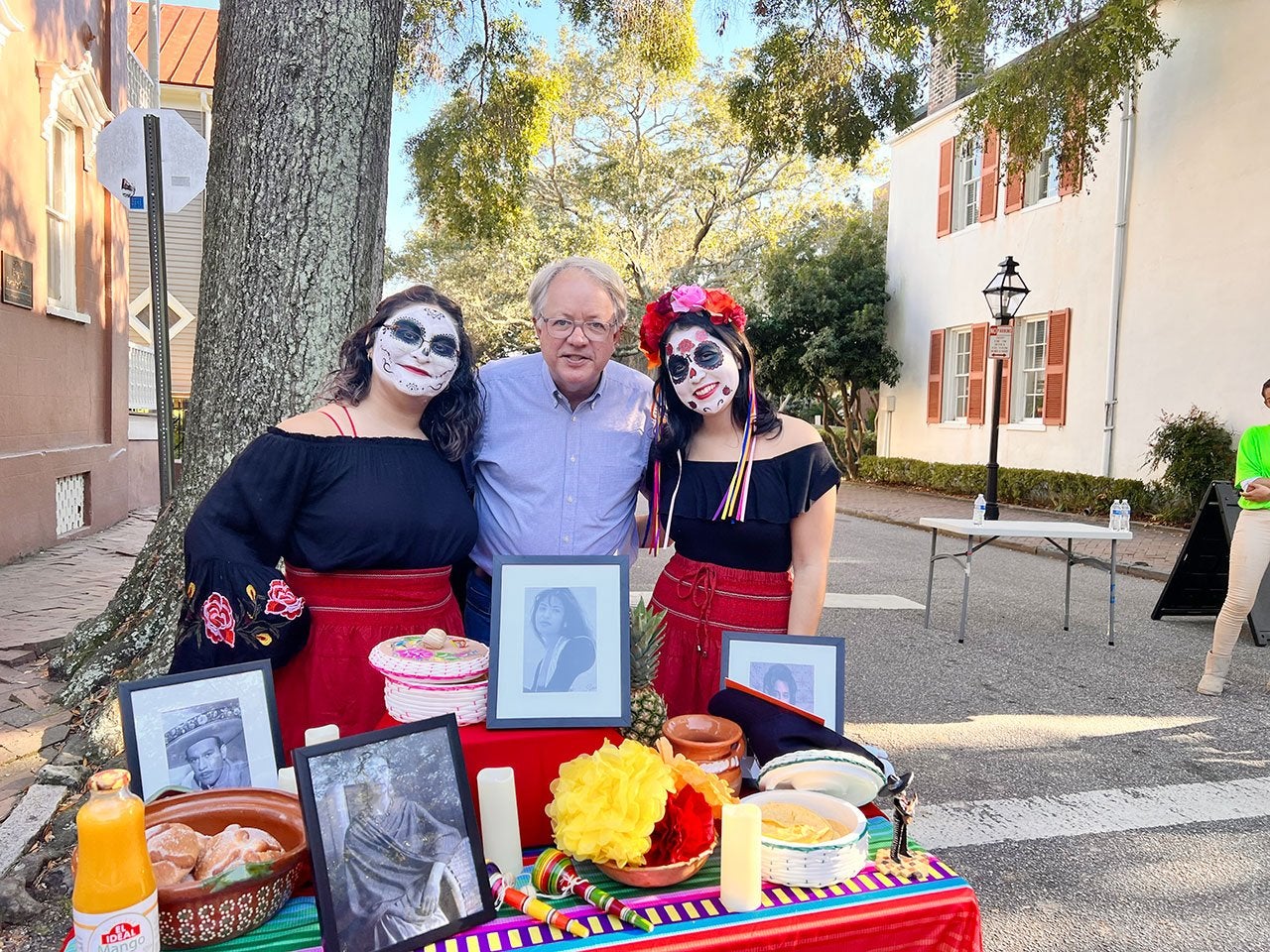 day of the dead participants with charleston mayor
