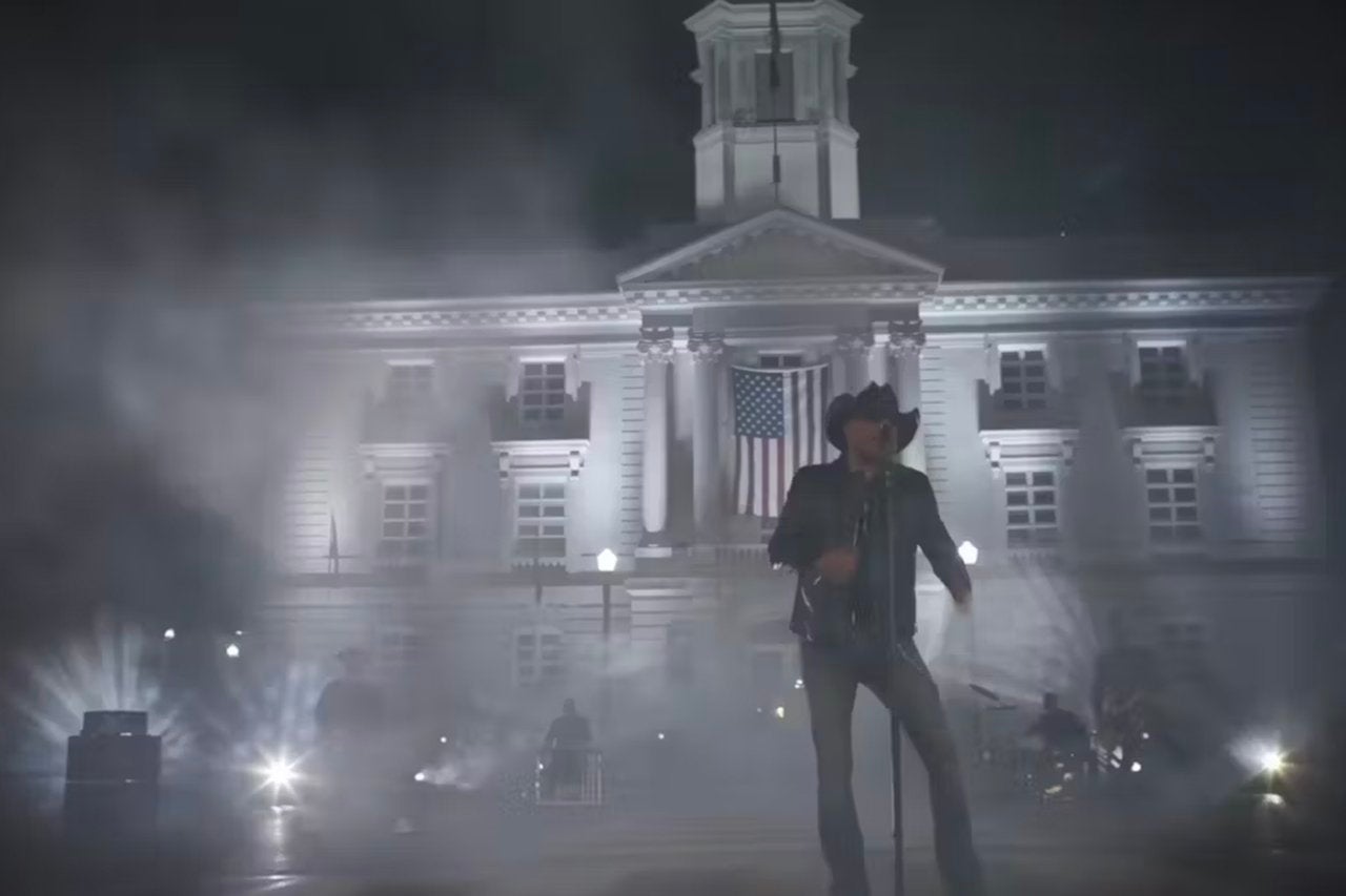 Country singer Jason Aldean sings in front of the Maury County Courthouse in Columbia, Tenn. Jason Aldean